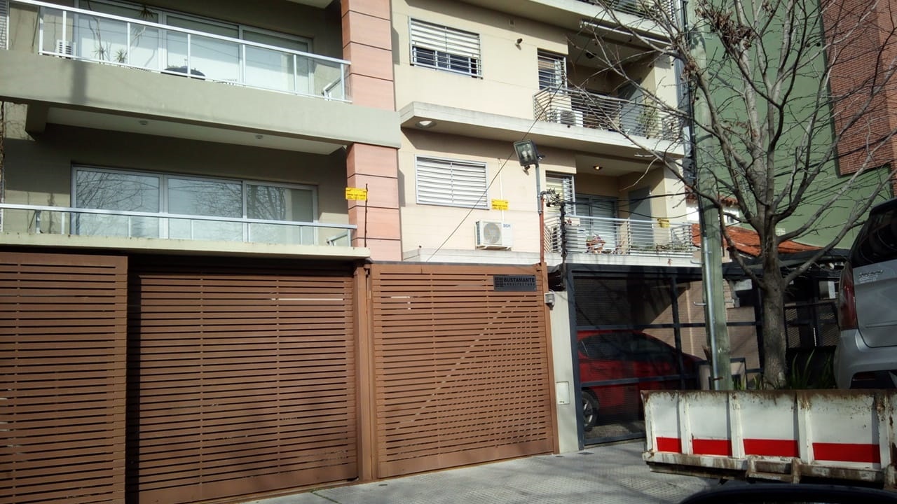 Frente de edificio con seguridad perimetral